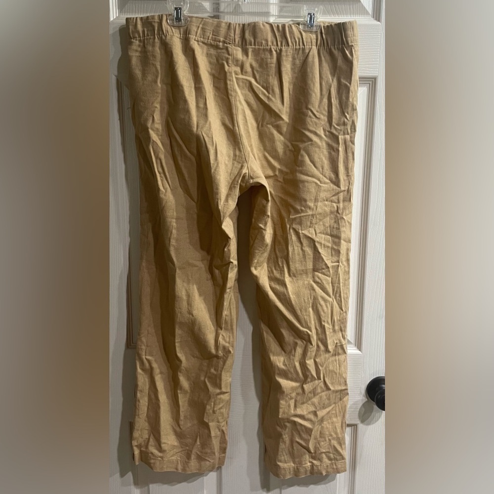 Super cute khaki pants with a button design on leg! XL - Picture 2 of 4